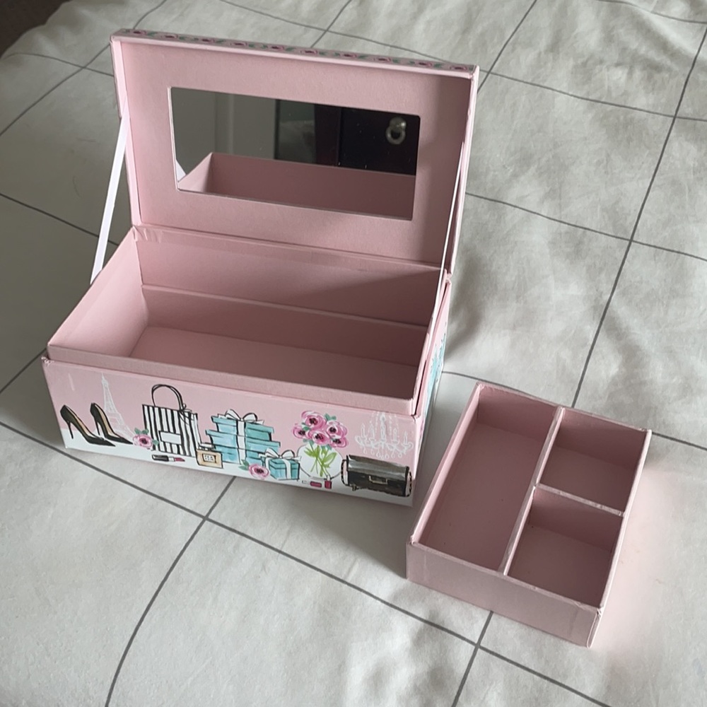 NWOT, Paris Jewelry Box - Picture 3 of 5